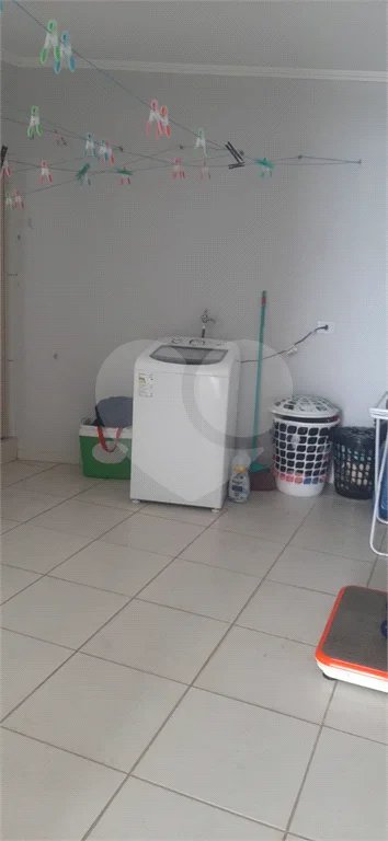 3 dormitórios, 2 suítes, banheiro, sala, cozinha ampla e 2 vagas de garagem