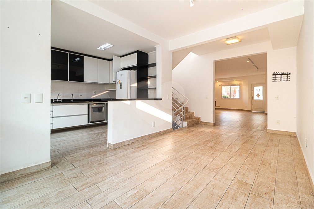 Casa à venda com 4 quartos, sendo 2 suítes, no condomínio Vila das Andorinhas, São Paulo - SP