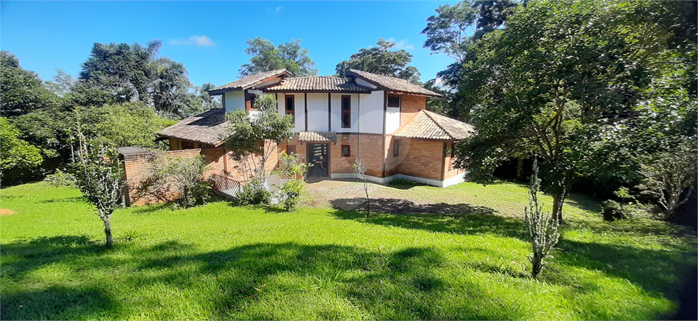 Sobrado à venda com 3 suítes em Serra da Cantareira, Mairiporã, SP
