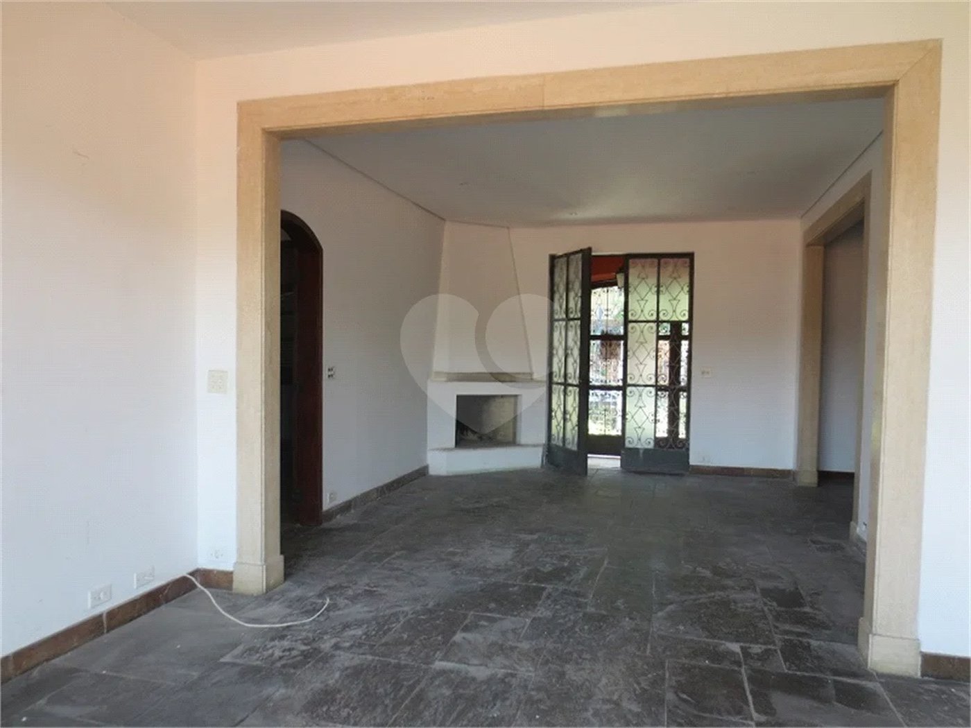 Casa no Pacaembu com ótima distribuição e amplo quintal em terreno em declive