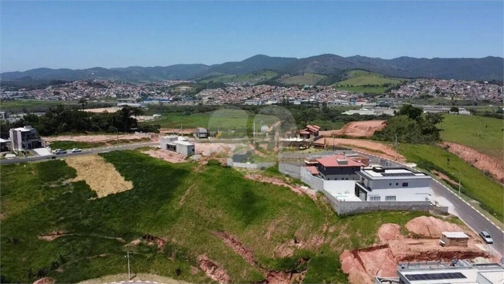 Terreno em condomínio fechado com 1.086 metros, pronto para construir, ampla área de lazer, aceita financiamento