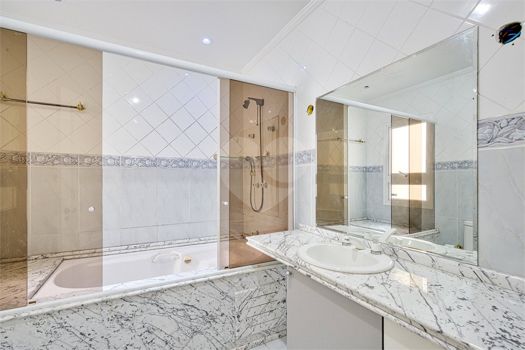 Casa à venda com 4 suítes no condomínio Solar Andaluz, São Paulo - SP