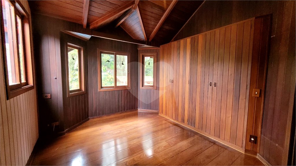 Casa à venda ou para alugar com 3 quartos, sendo 1 suíte, no condomínio Associação Reserva das Hortênsias, Mairiporã - SP