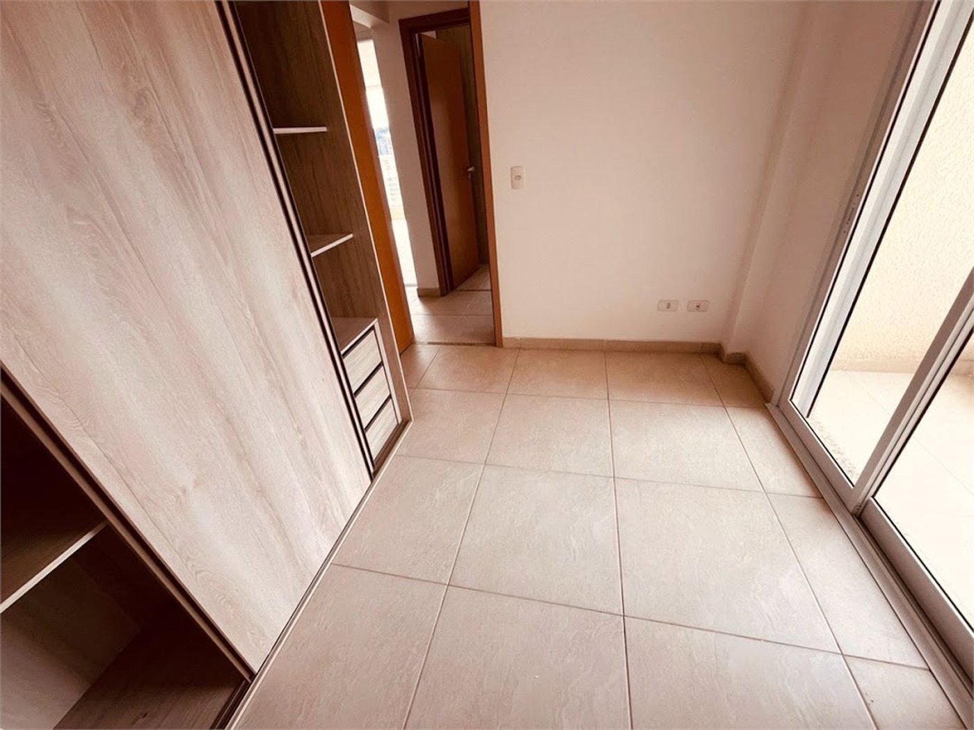 Apartamento com Varanda Gourmet em Condomínio Clube na Enseada – 2 Dormitórios
