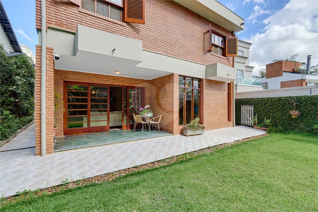 Casa à venda com 3 quartos, sendo 2 suítes, no condomínio Granja do Morumbi, São Paulo - SP