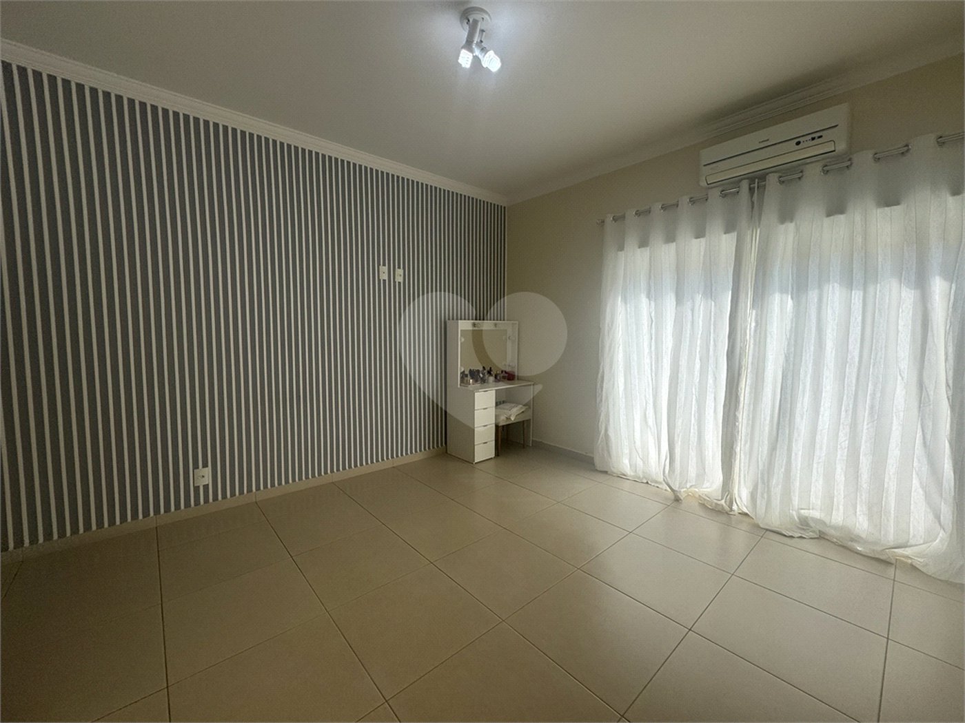 Casa à venda com 3 suítes no condomínio Lago da Serra, Araçoiaba da Serra - SP