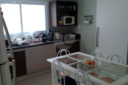 Sobrado à venda com 4 quartos, sendo 1 suíte, em Alto da Boa Vista, São Paulo, SP