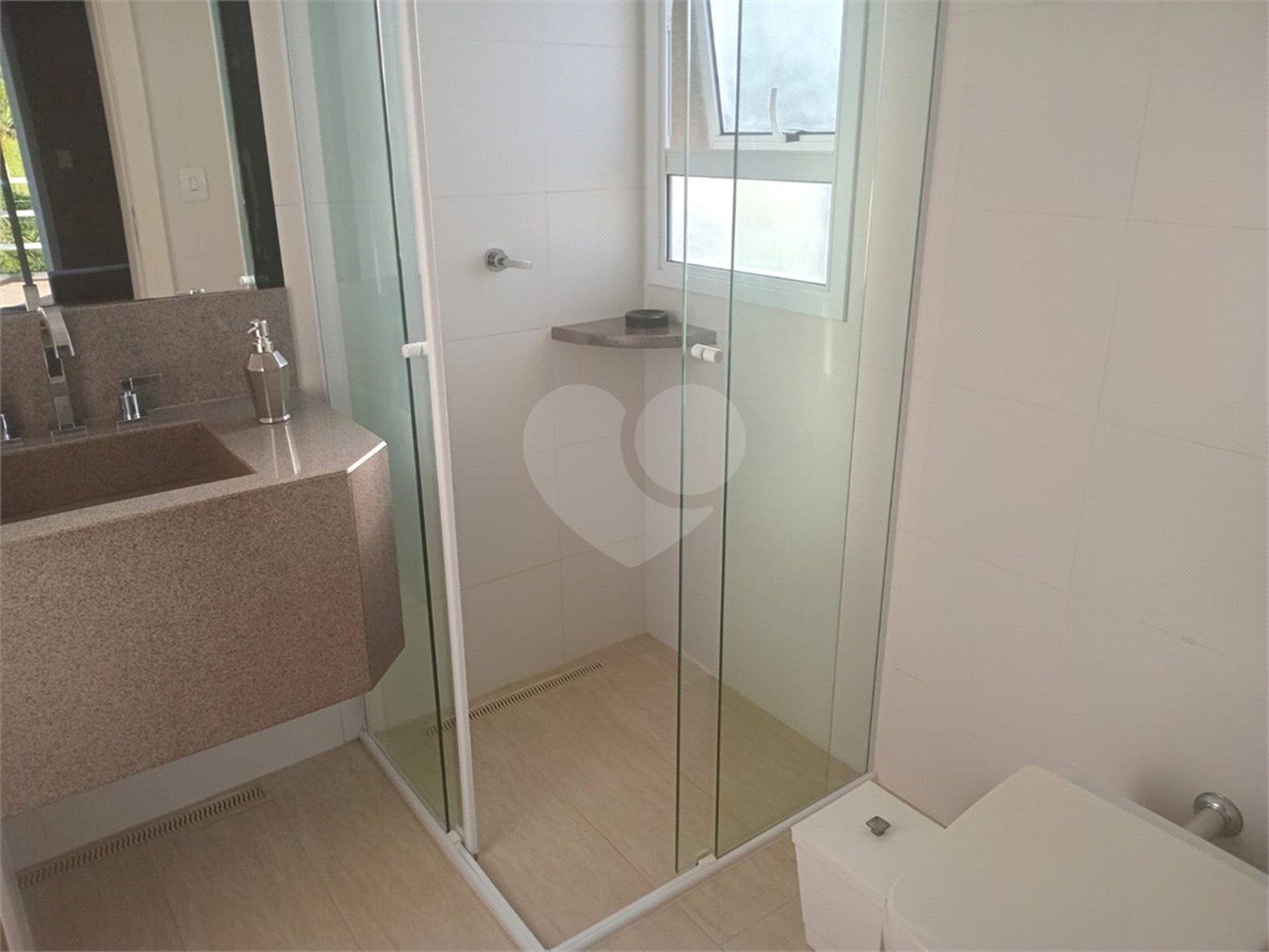 Casa à venda com 4 quartos, sendo 3 suítes, no condomínio Arco Iris, Atibaia - SP