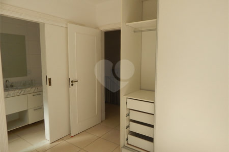 Casa à venda com 3 suítes no condomínio Recanto dos Paturis, Vinhedo - SP