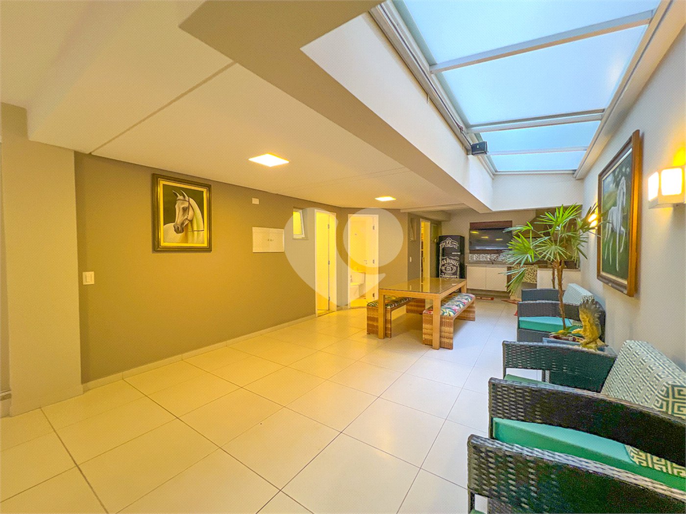Casa à venda com 3 quartos, sendo 2 suítes, no condomínio Floradas da Serra, São Paulo - SP