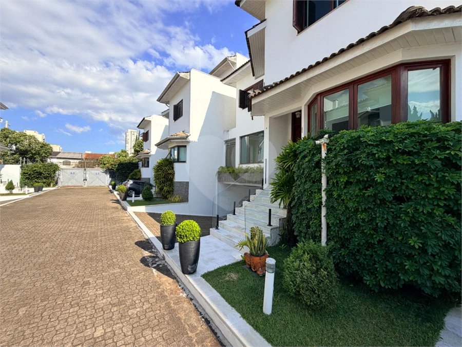 Casa à venda com 3 quartos, sendo 1 suíte, no condomínio Vila das Emboabas, São Paulo - SP