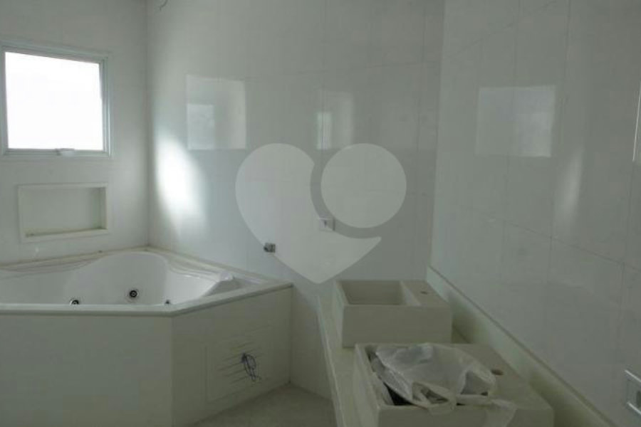 Casa à venda com 3 suítes no condomínio Villa Castanheira, São Paulo - SP