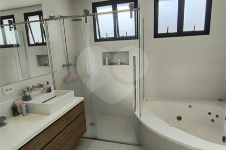 Este amplo apartamento de 290 m², completamente reformado, reúne sofisticação,