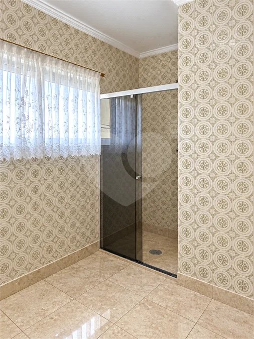 Sobrado de 250 m² em São Bernardo do Campo, com 3 dormitórios, suíte, escritório, quintal, edícula e 2 vagas, em excelente localização.