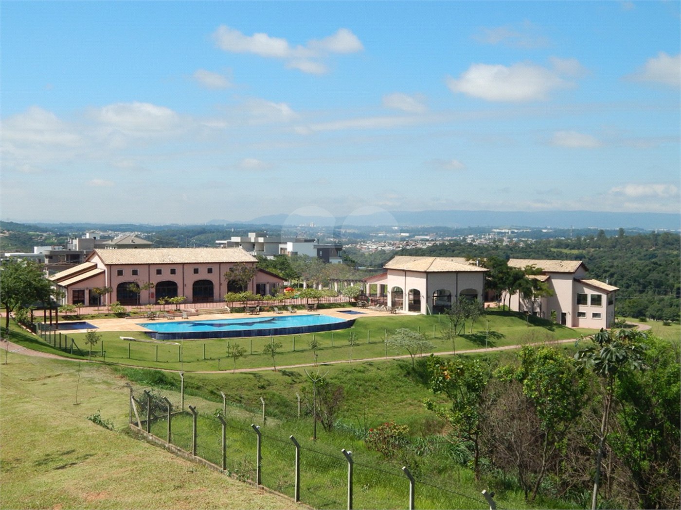 Terreno à venda com 1 suíte no condomínio Residencial Campo de Toscana, Vinhedo - SP