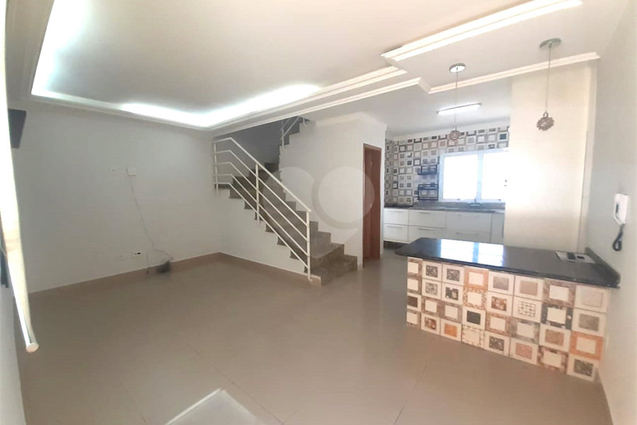 Casa à venda com 3 quartos, sendo 1 suíte, no condomínio Apeu, São Paulo - SP