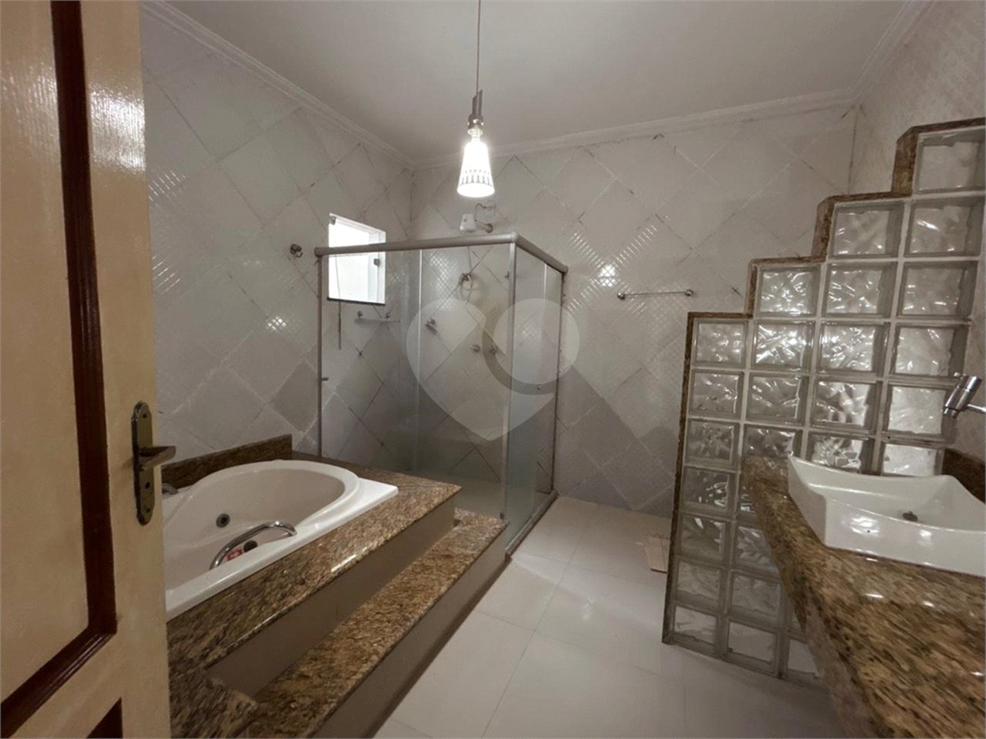 Casa à venda com 1 quarto, sendo 3 suítes,  em Outerio da Glória, Porto Seguro, BA