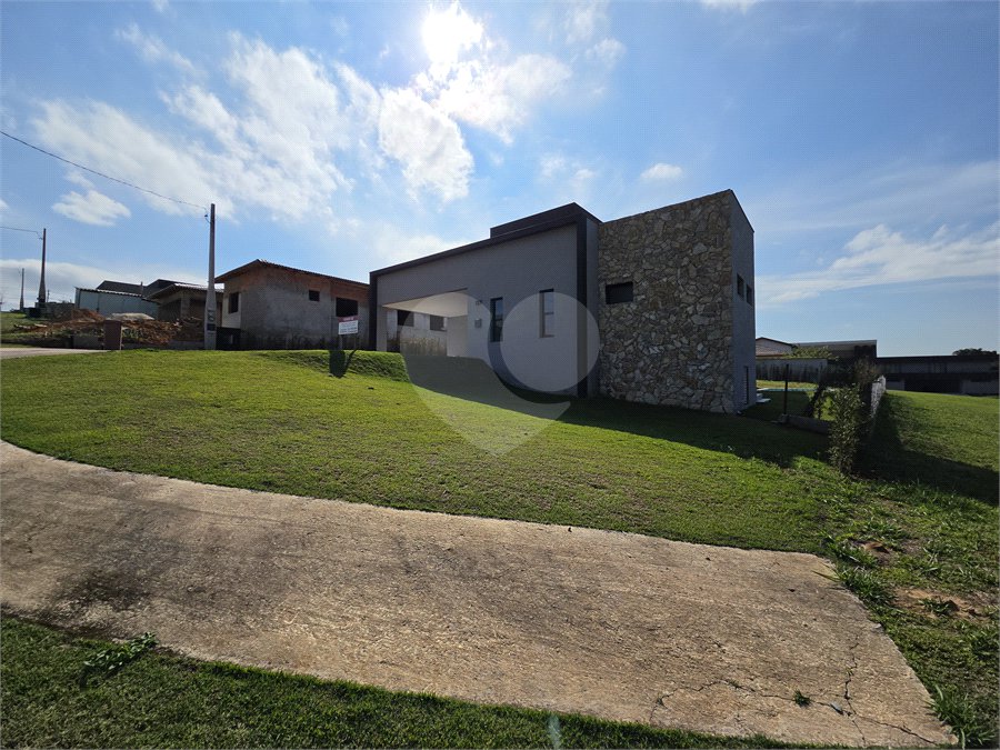 Casa à venda com 4 quartos, sendo 3 suítes, no condomínio Village Ipanema 2, Araçoiaba da Serra - SP