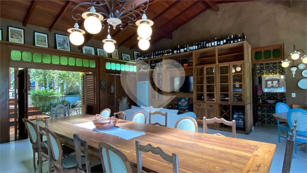 Casa à venda com 1 quarto, sendo 3 suítes, no Centro, Porto Seguro, BA
