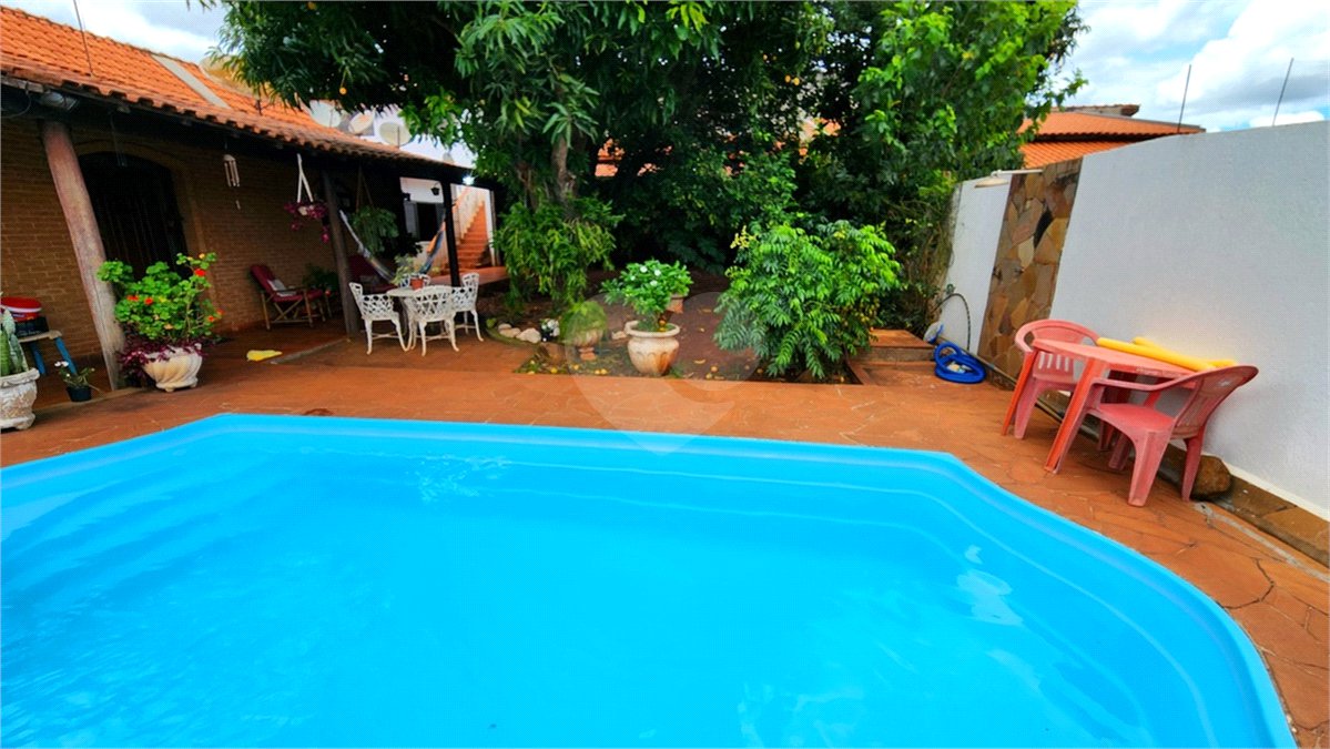 Casa à venda com 4 quartos, sendo 1 suíte, em Jardim Nova Época, Araraquara, SP