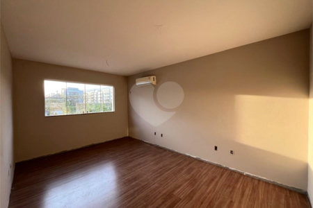 Casa à venda com 4 quartos, sendo 2 suítes, no condomínio Pedra Mar, Rio de Janeiro - RJ