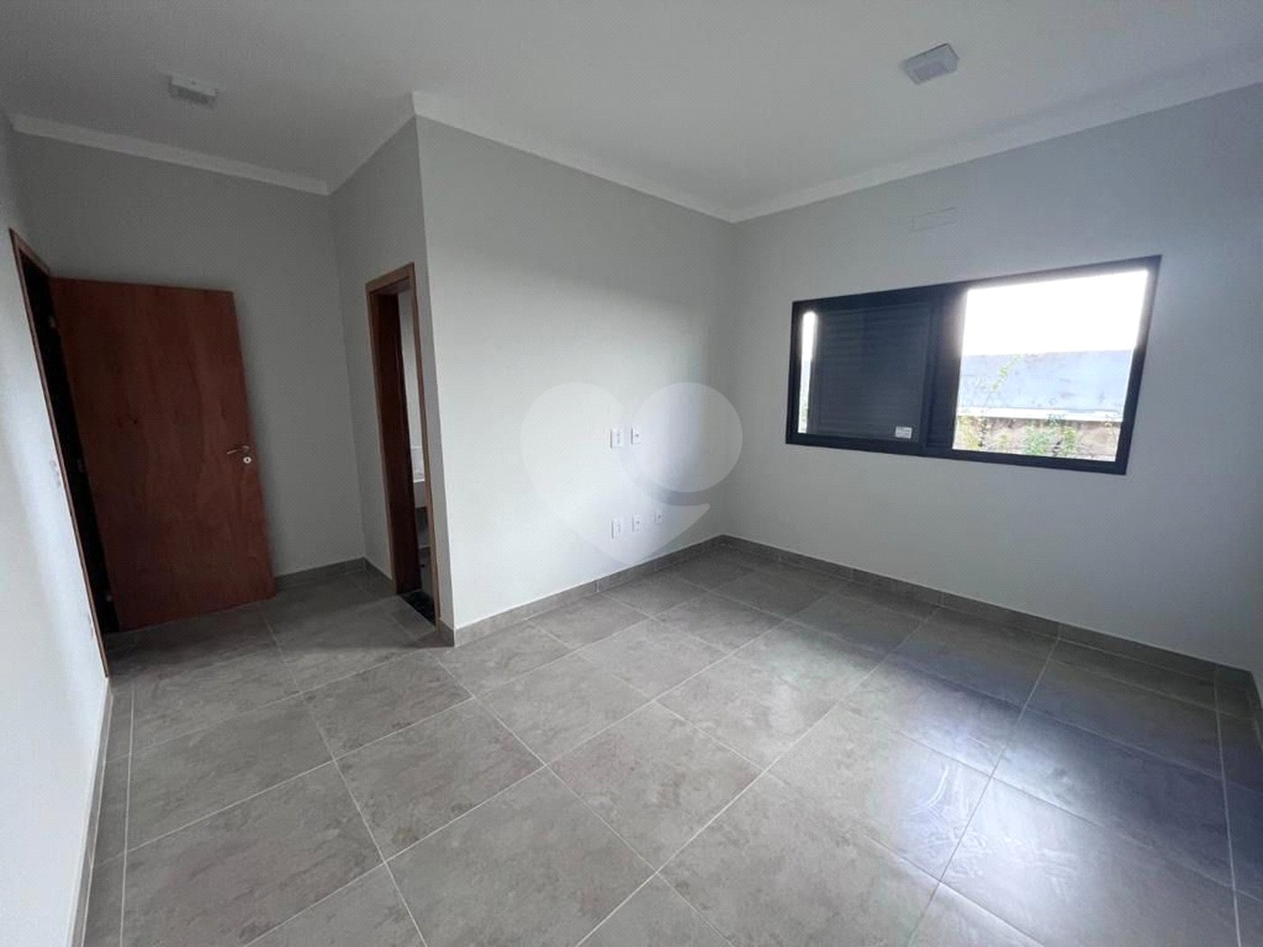 Casa à venda com 4 suítes no condomínio Village Saint Charbel, Araçoiaba da Serra - SP