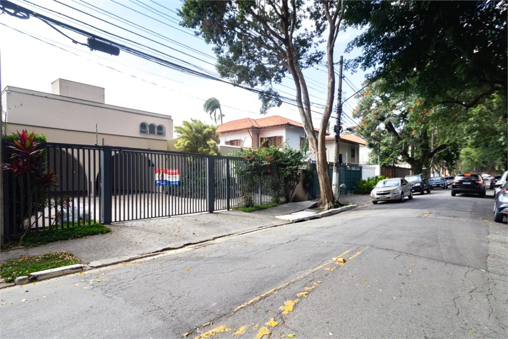 Sobrado à venda com 4 quartos, sendo 2 suítes,  em Alto de Pinheiros, São Paulo, SP