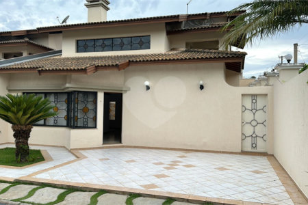 Casa para alugar com 3 suítes no condomínio Jardim Siriema, Atibaia - SP