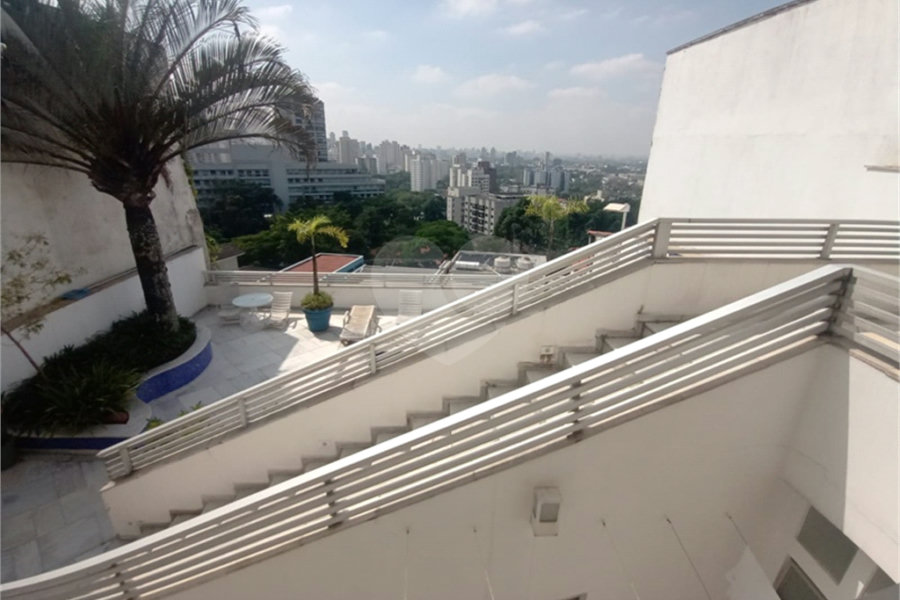 Sobrado à venda com 5 suítes em Santana, São Paulo, SP
