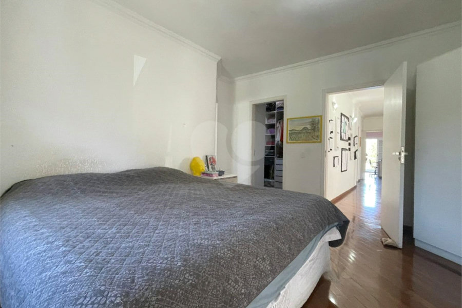 Casa à venda com 4 quartos, sendo 2 suítes, no condomínio Residencial Itatinga I, São Paulo - SP
