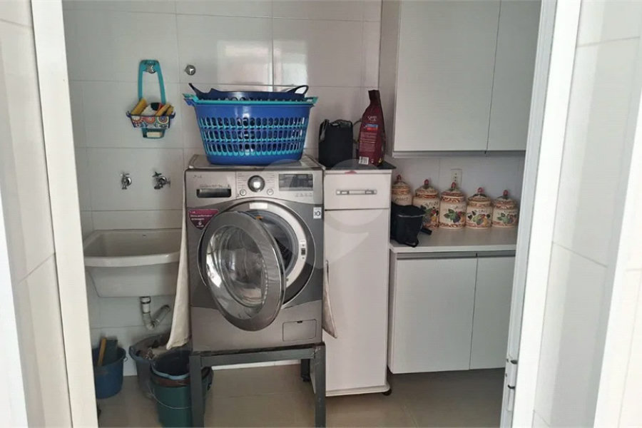 Sobrado à venda com 6 quartos, sendo 4 suítes, em Tremembé, São Paulo, SP