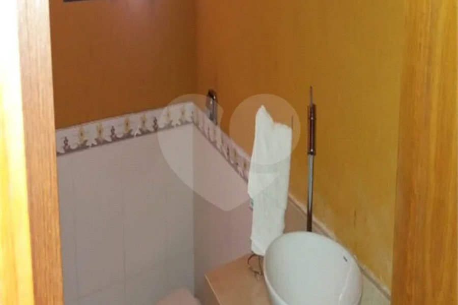 Sobrado à venda com 4 quartos, sendo 3 suítes, em Vila Irmãos Arnoni, São Paulo, SP