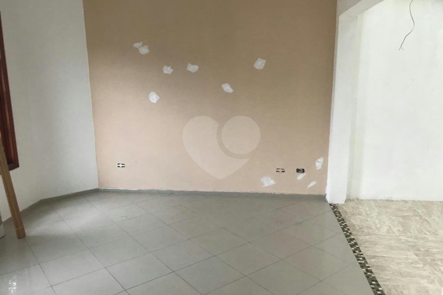 Casa à venda com 3 quartos, sendo 1 suíte, no condomínio Morada dos Pássaros, São Paulo - SP