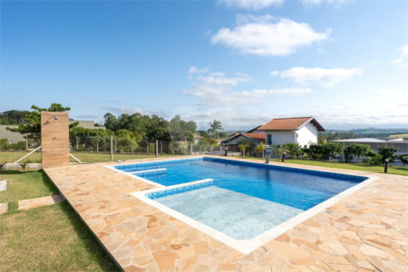 Casa à venda com 4 quartos, sendo 1 suíte, no condomínio Residencial Pinheiros do Lago, Alambari - SP