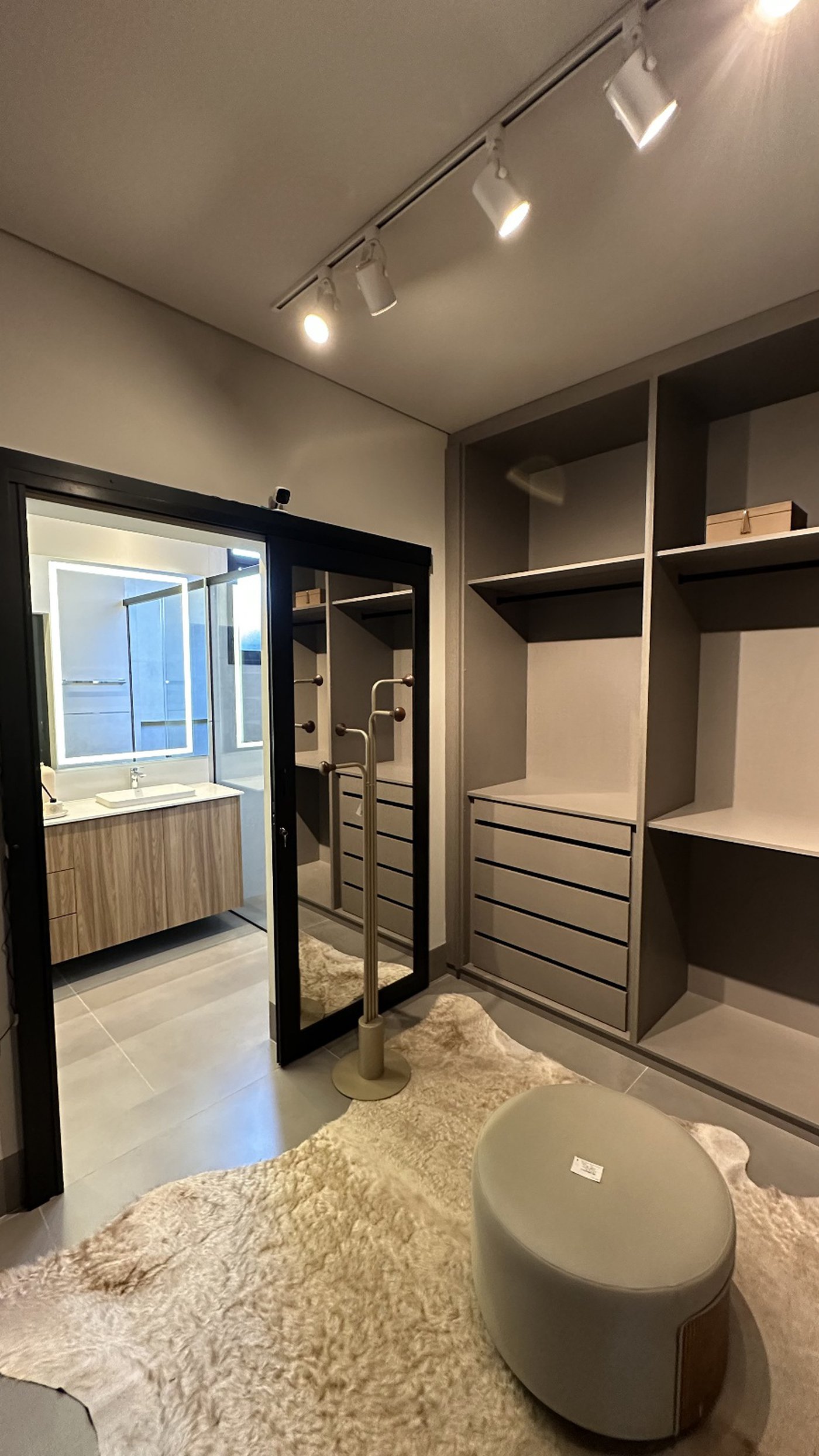 Casa à venda com 4 quartos, sendo 2 suítes,  no condomínio Damha IV, Presidente Prudente - SP