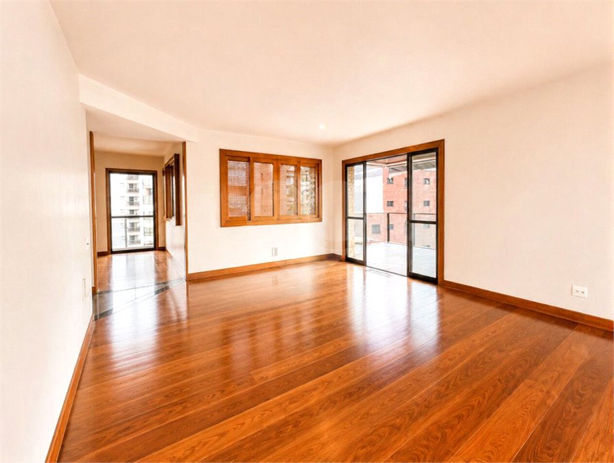 Apartamento à venda com 3 suítes em Moema, São Paulo, SP