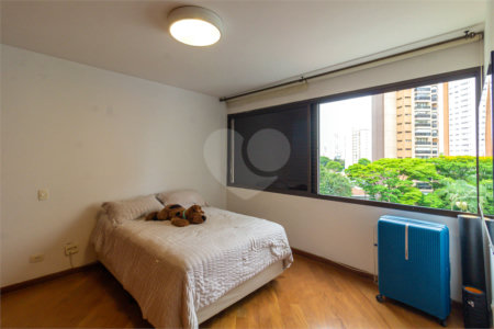 Apartamento à venda com 4 quartos, sendo 3 suítes, em Campo Belo, São Paulo, SP