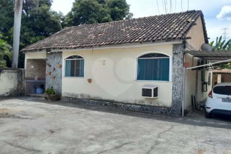 Casa à venda com 3 quartos em Santíssimo, Rio de Janeiro, RJ
