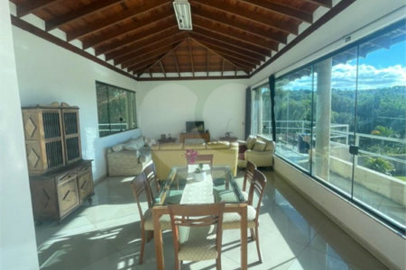 Casa à venda com 5 quartos, sendo 3 suítes,  no condomínio Flamboyant, Atibaia - SP