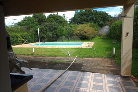 Casa à venda com 4 quartos, sendo 1 suíte,  no condomínio Village da Serra, Araçoiaba da Serra - SP