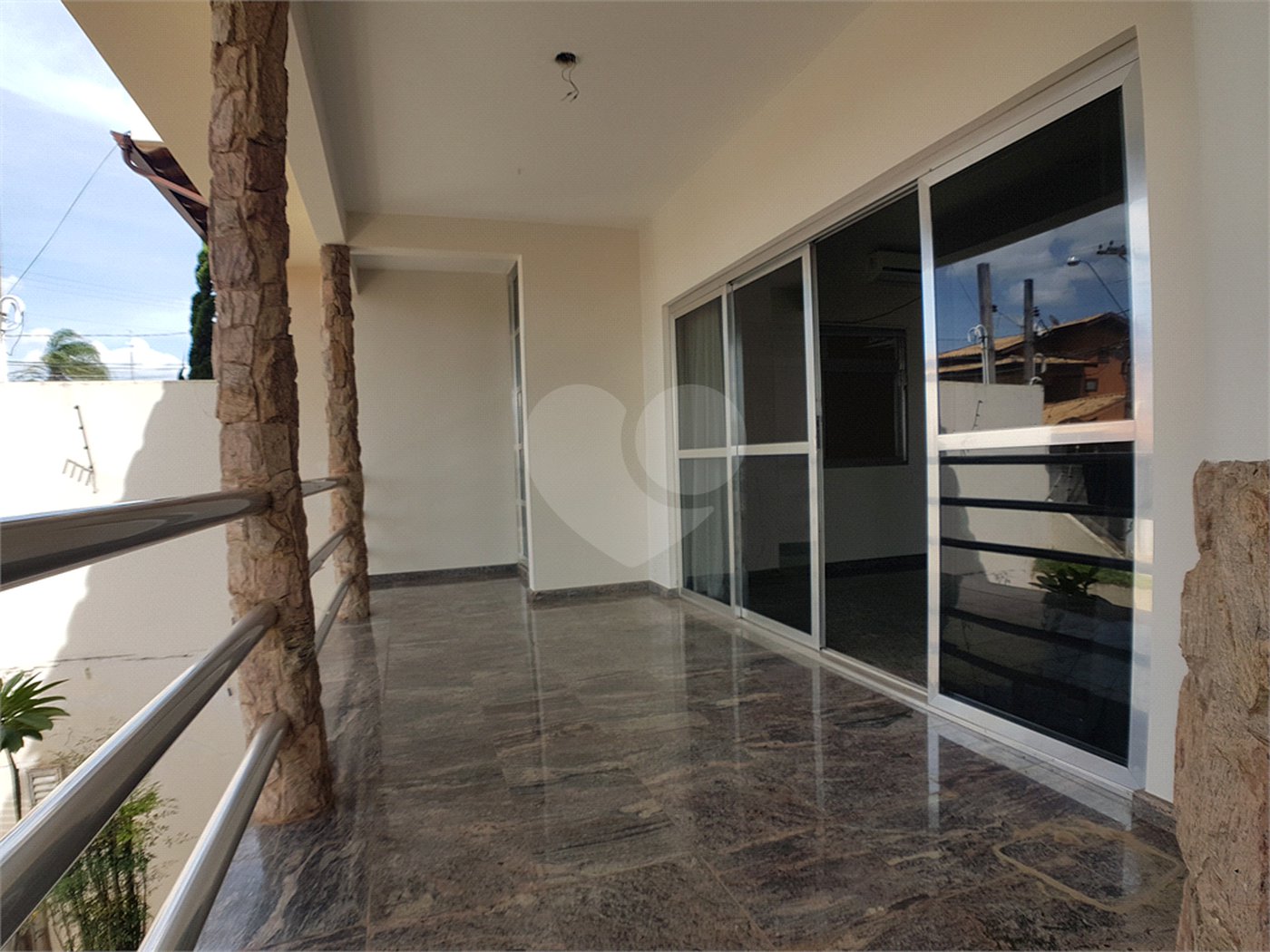 Casa à venda ou para alugar com 4 quartos, sendo 2 suítes,  em Santa Rosa, Vinhedo, SP