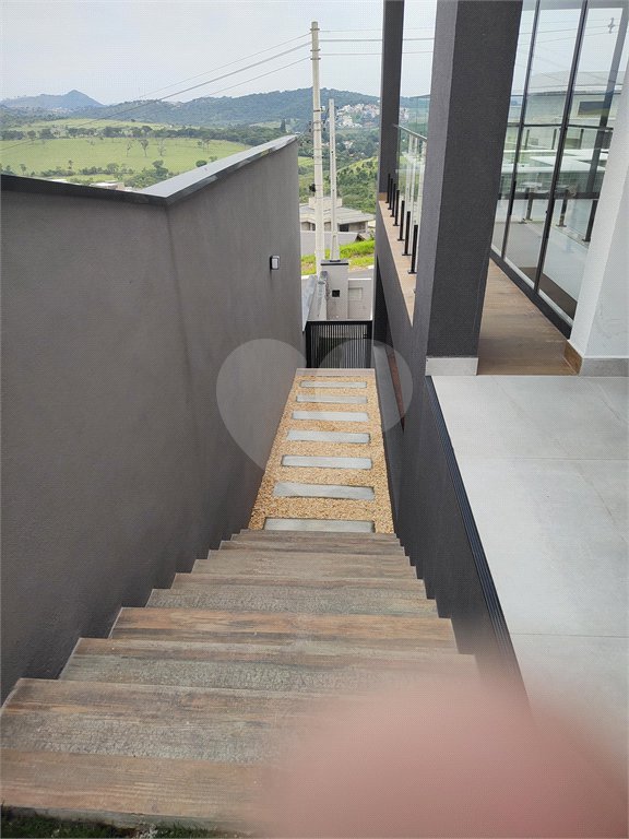 Sobrado em condomínio na cidade de Atibaia com vista espetacular, privacidade e conforto, avalia permuta, aceita financiamento