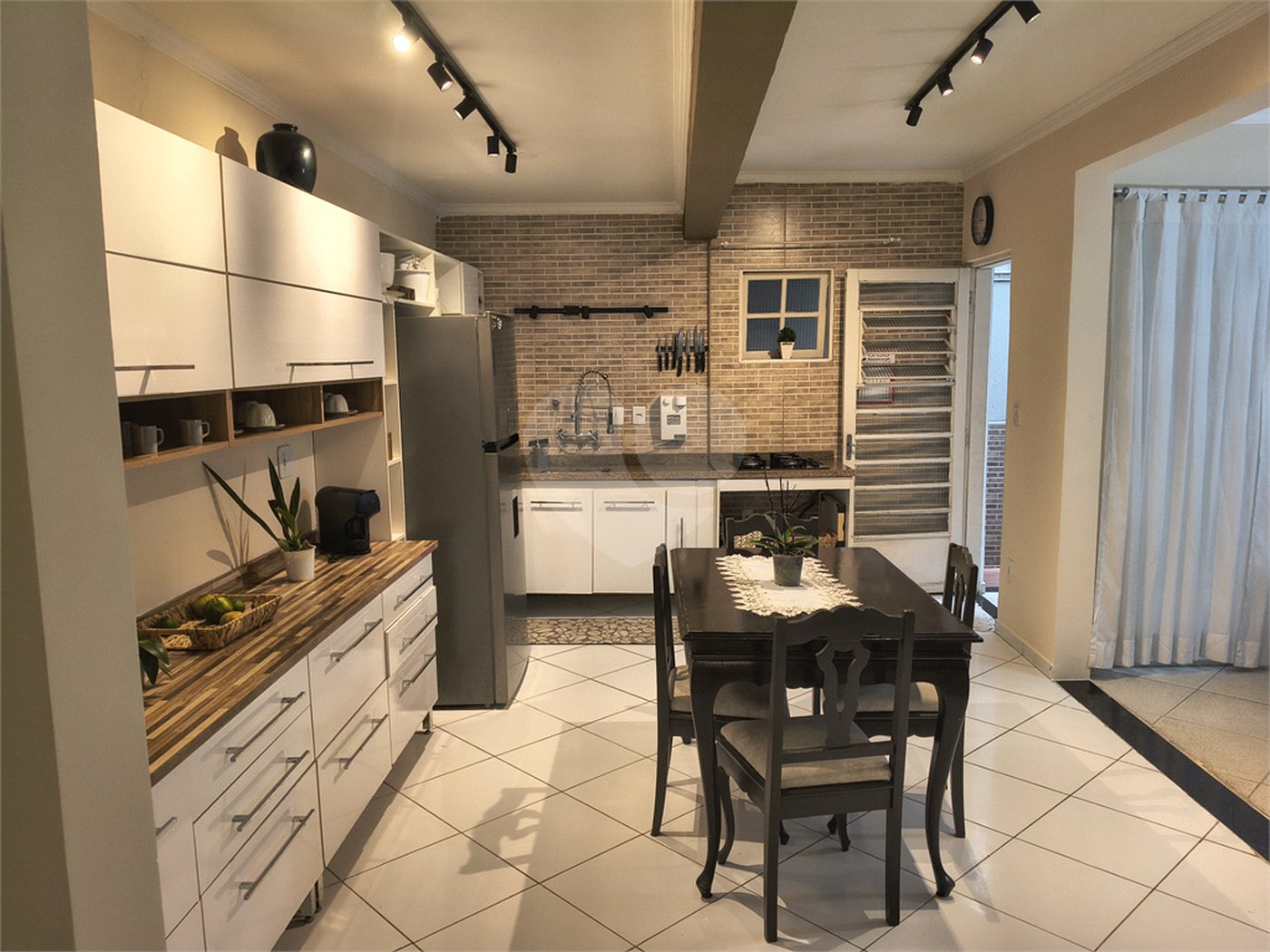 Casa à venda com 3 suítes em Vila Lavínia, Mogi das Cruzes, SP
