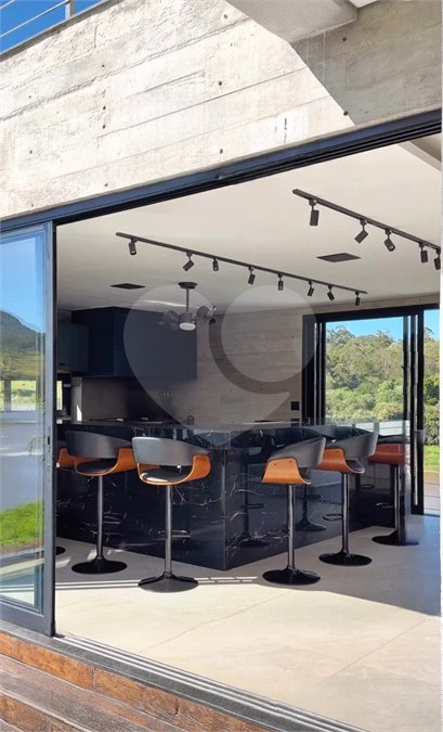 Casa à venda com 3 suítes no condomínio Figueira Garden, Atibaia - SP