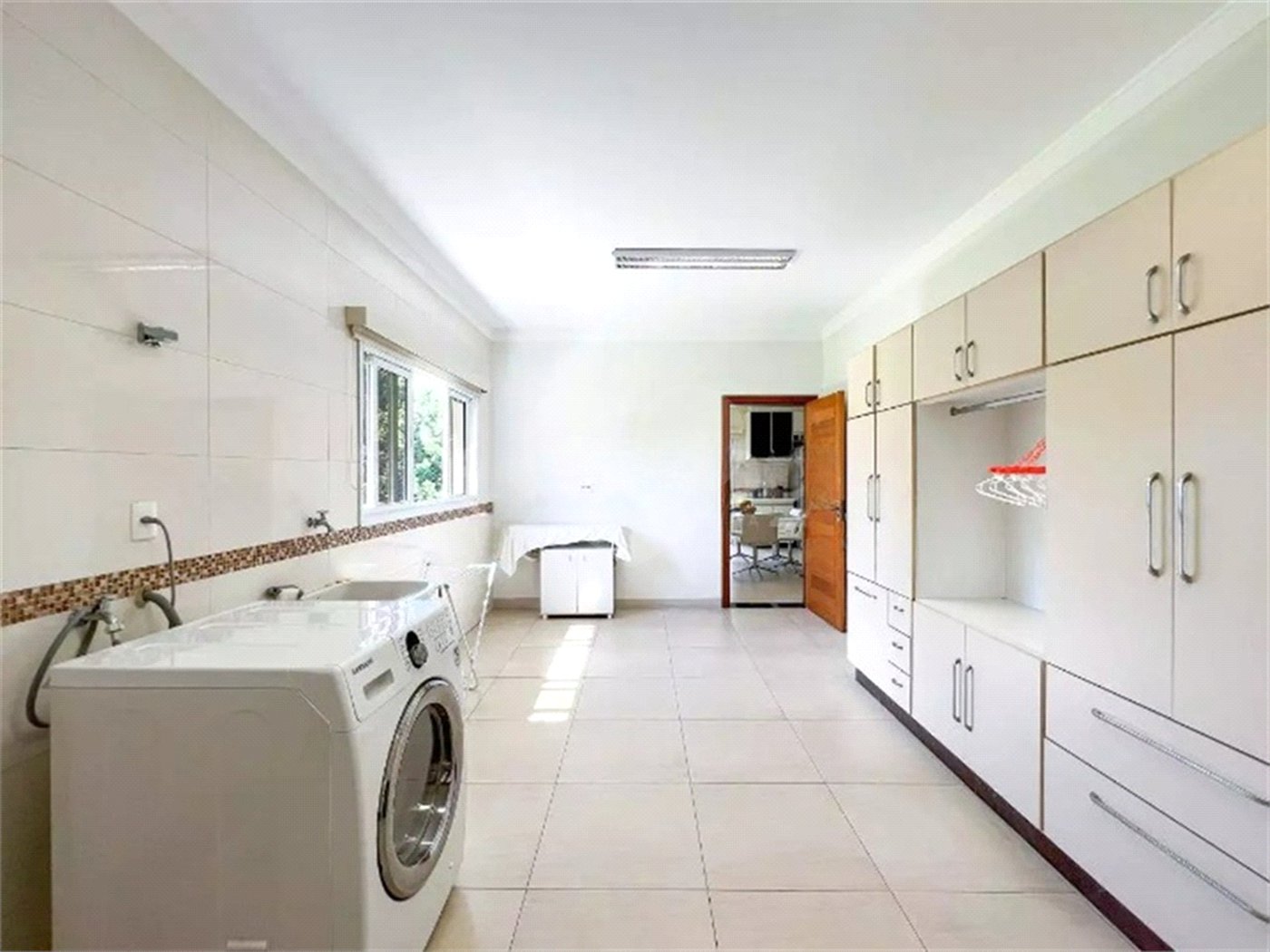 Casa à venda com 3 suítes no condomínio Portal do Lago, Valinhos - SP