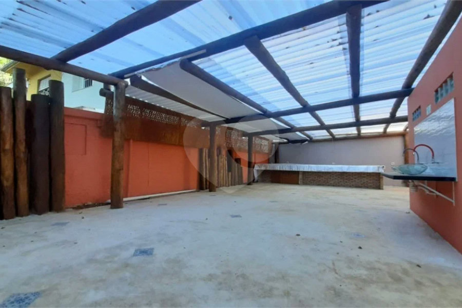 EXCELENTE CASA COMERCIAL EM ESQUINA, OPORTUNA E MAIS QUE ESPECIAL. Venha Conferir.