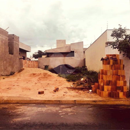 Terreno com 160,00 m² de área total.