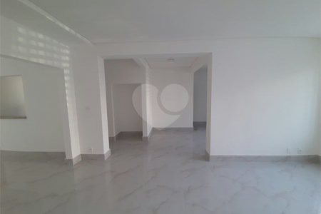 Sobrado à venda com 4 quartos, sendo 3 suítes, em Vila Paulicéia, São Paulo, SP