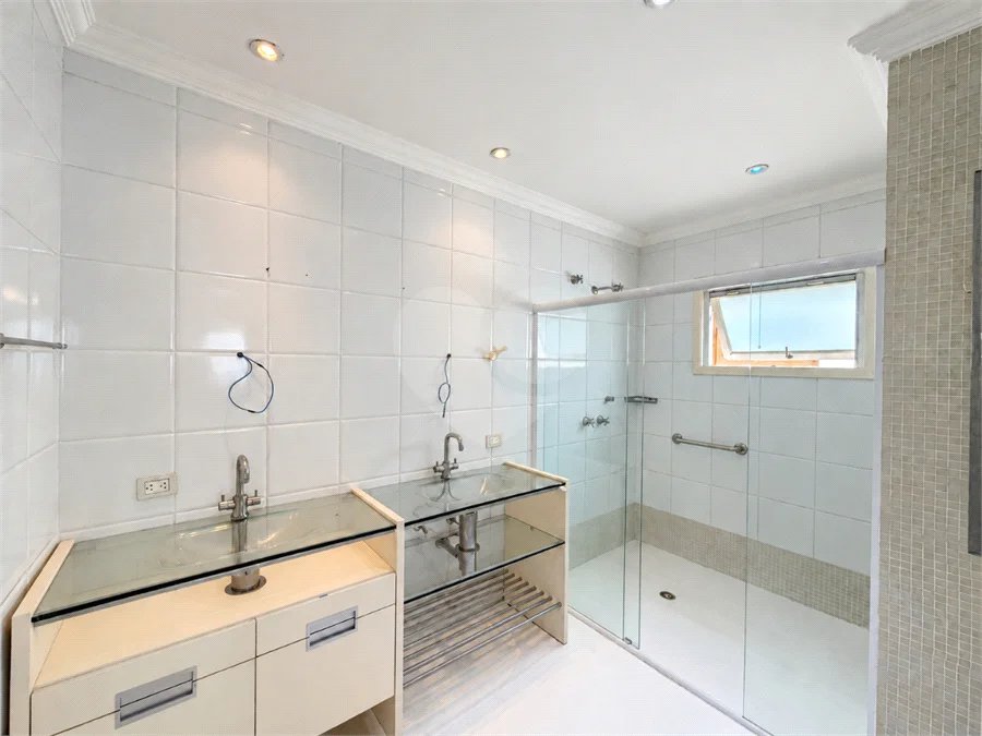 Casa à venda com 3 quartos, sendo 1 suíte, no condomínio Vila das Emboabas, São Paulo - SP