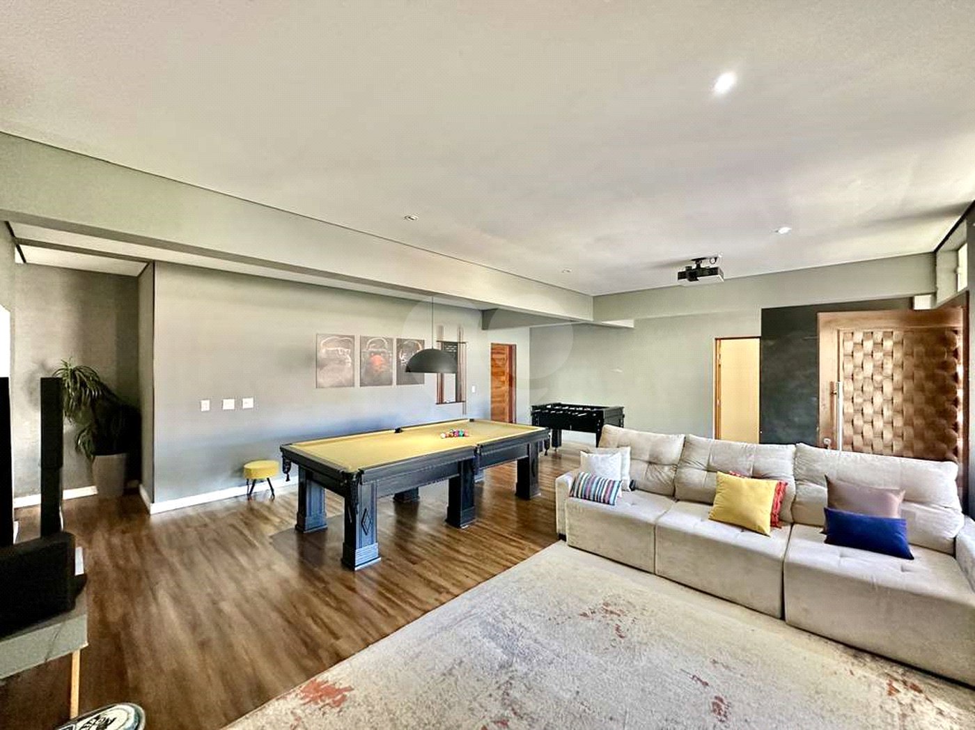 Casa à venda com 4 quartos, sendo 3 suítes, no condomínio Vilarejo, Carapicuíba - SP